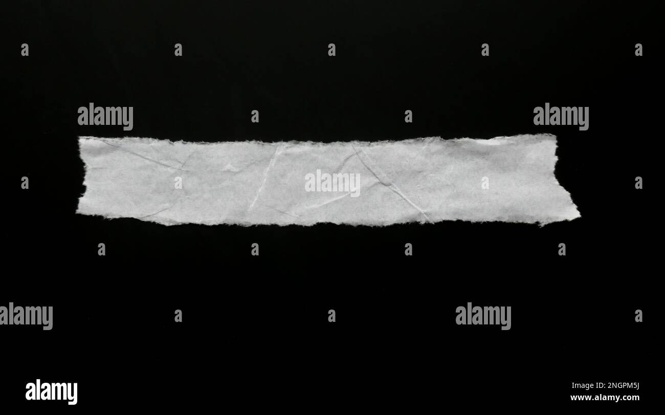 Ensemble de morceaux de bandes de papier froissé isolés sur des éléments de conception noirs Banque D'Images