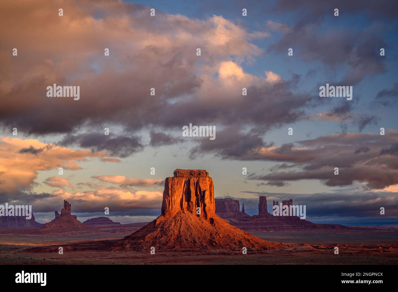 Monument Valley Navajo Tribal Park sur la frontière Arizona/Utah, États-Unis. Banque D'Images
