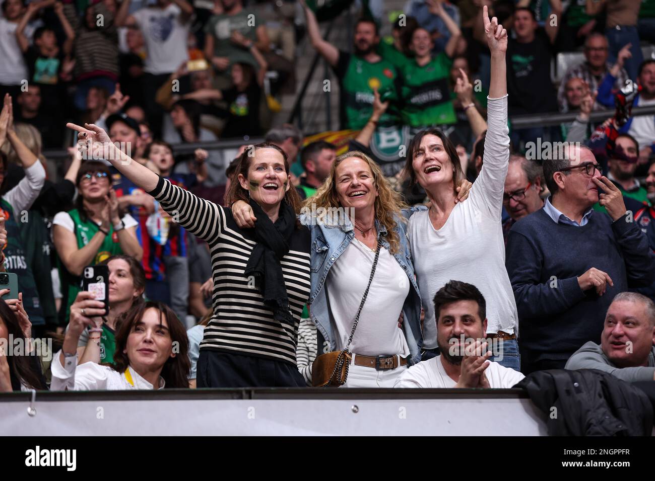 Supporters lors du match de demi-finale de l'ACB Copa Del Rey Badalona 2023 entre le Club Joventut Badalona et Lenovo Tenerife au Palau Municipal Esports de Badalona à Barcelone, Espagne. Banque D'Images