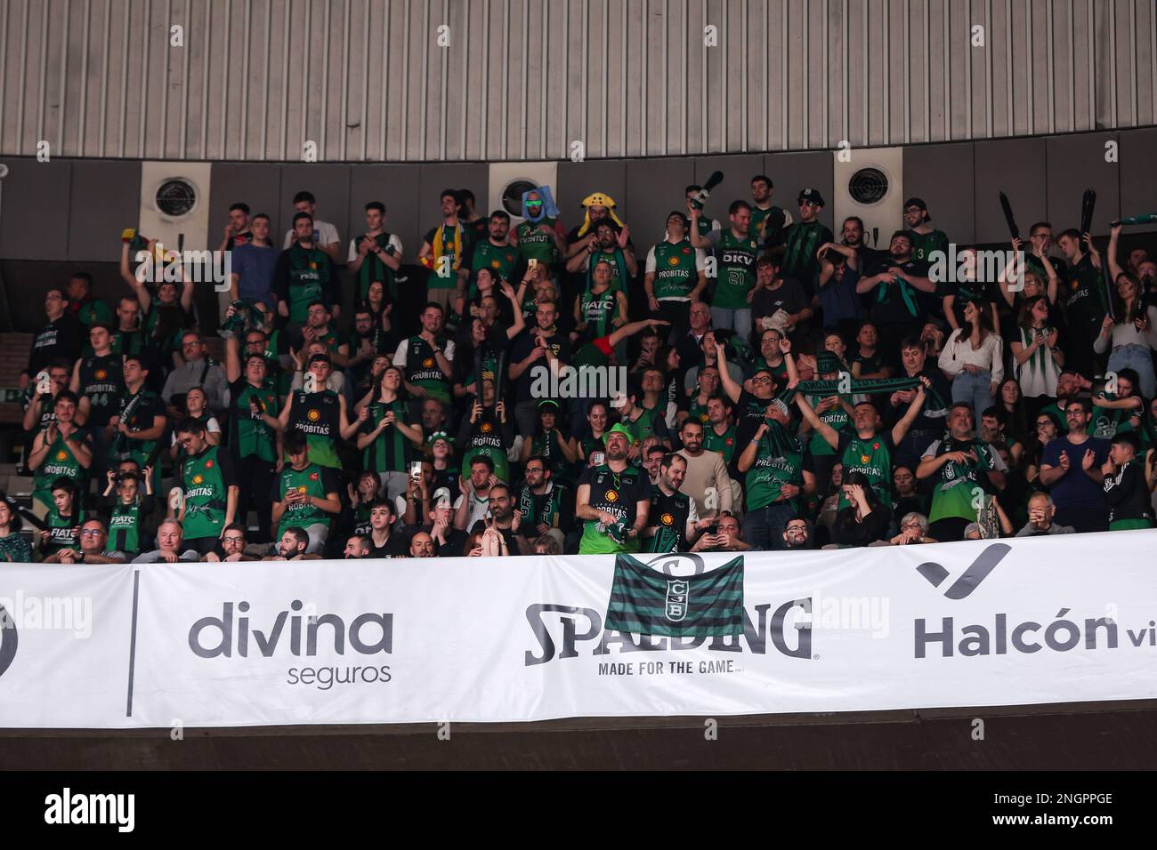 Supporters lors du match de demi-finale de l'ACB Copa Del Rey Badalona 2023 entre le Club Joventut Badalona et Lenovo Tenerife au Palau Municipal Esports de Badalona à Barcelone, Espagne. Banque D'Images