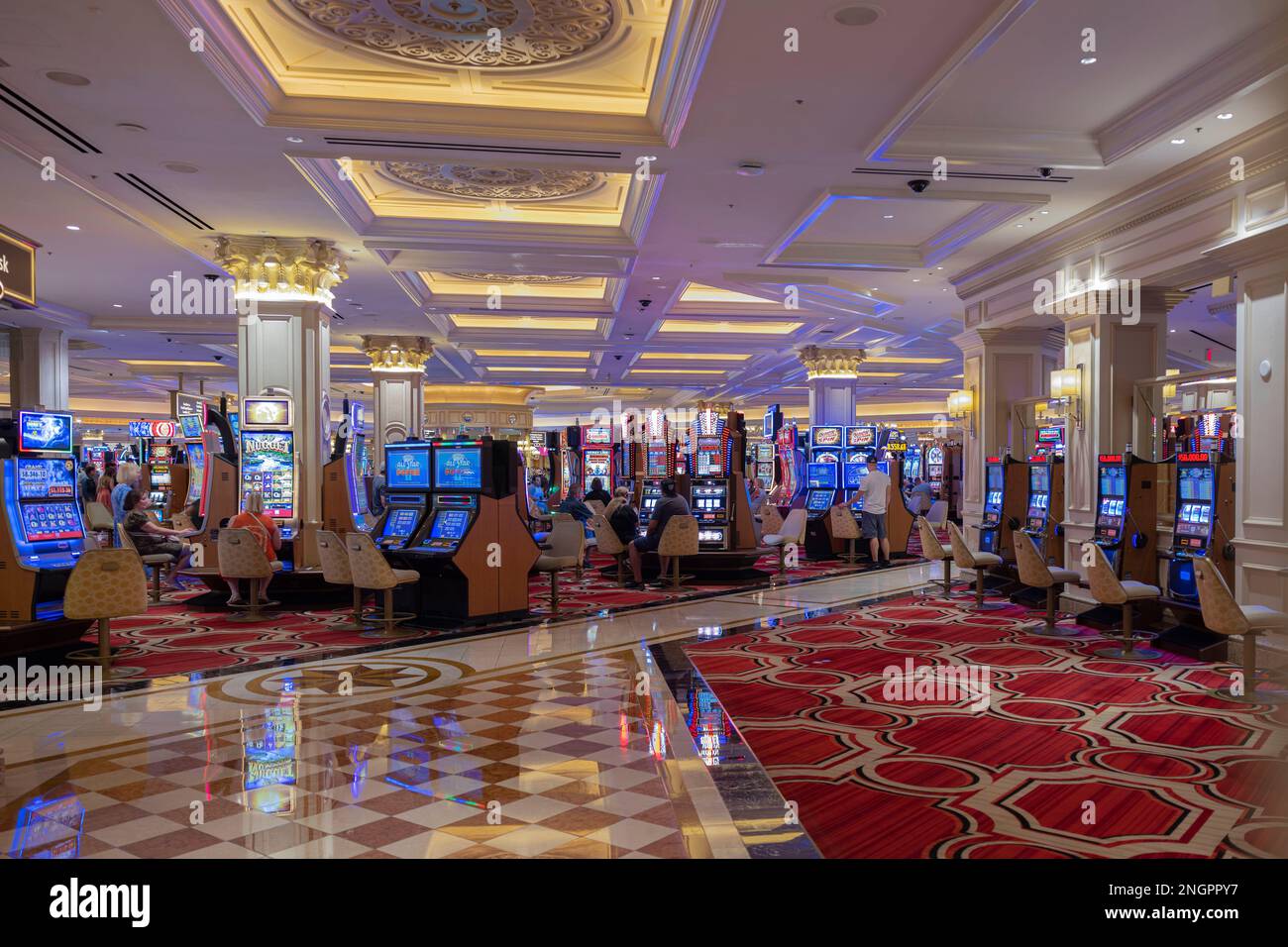 Vue sur les personnes jouant au casino de l'hôtel vénitien sur les machines à sous. Las Vegas. ÉTATS-UNIS. Banque D'Images