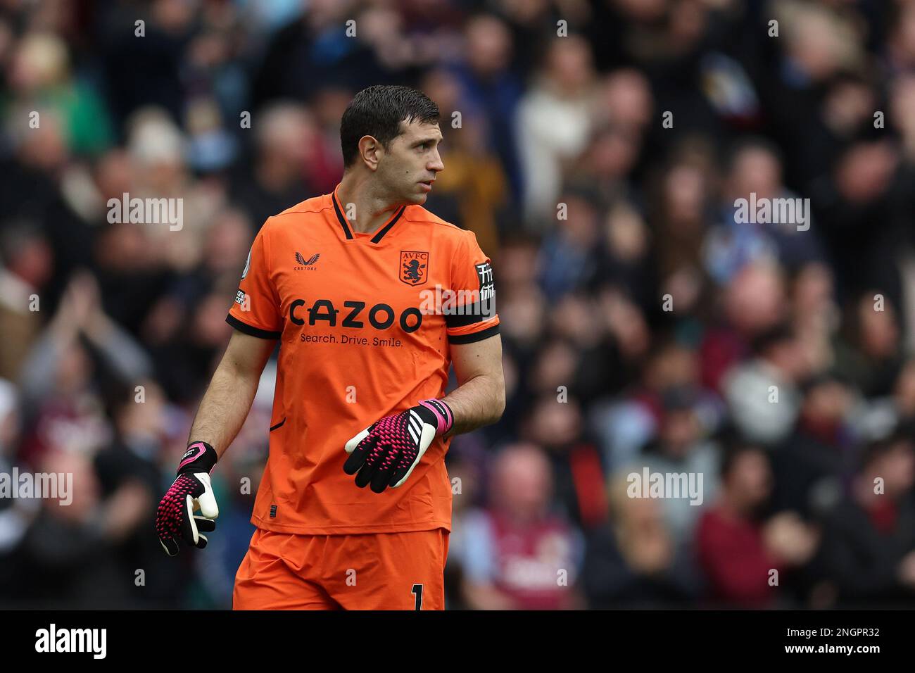 Birmingham, Royaume-Uni. 18th févr. 2023. Emiliano Martínez, le gardien de but Aston Villa, regarde dessus. Match Premier League, Aston Villa v Arsenal à Villa Park à Birmingham le samedi 18th février 2023. Cette image ne peut être utilisée qu'à des fins éditoriales. Utilisation éditoriale uniquement, licence requise pour une utilisation commerciale. Aucune utilisation dans les Paris, les jeux ou les publications d'un seul club/ligue/joueur. photo par Andrew Orchard/Andrew Orchard sports photographie/Alamy Live News crédit: Andrew Orchard sports photographie/Alamy Live News Banque D'Images