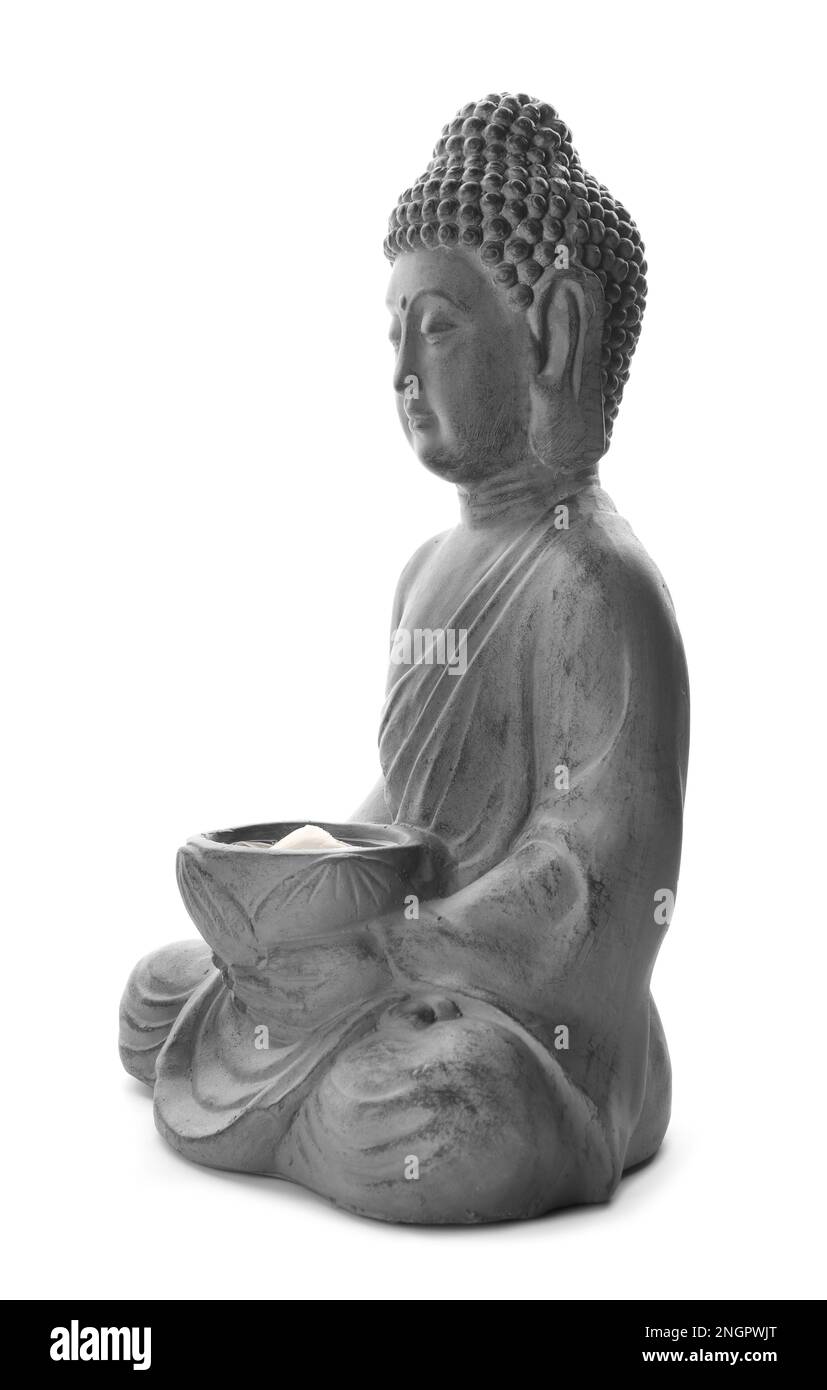Belle sculpture de Bouddha en pierre avec pétales de fleur isolés sur blanc Banque D'Images