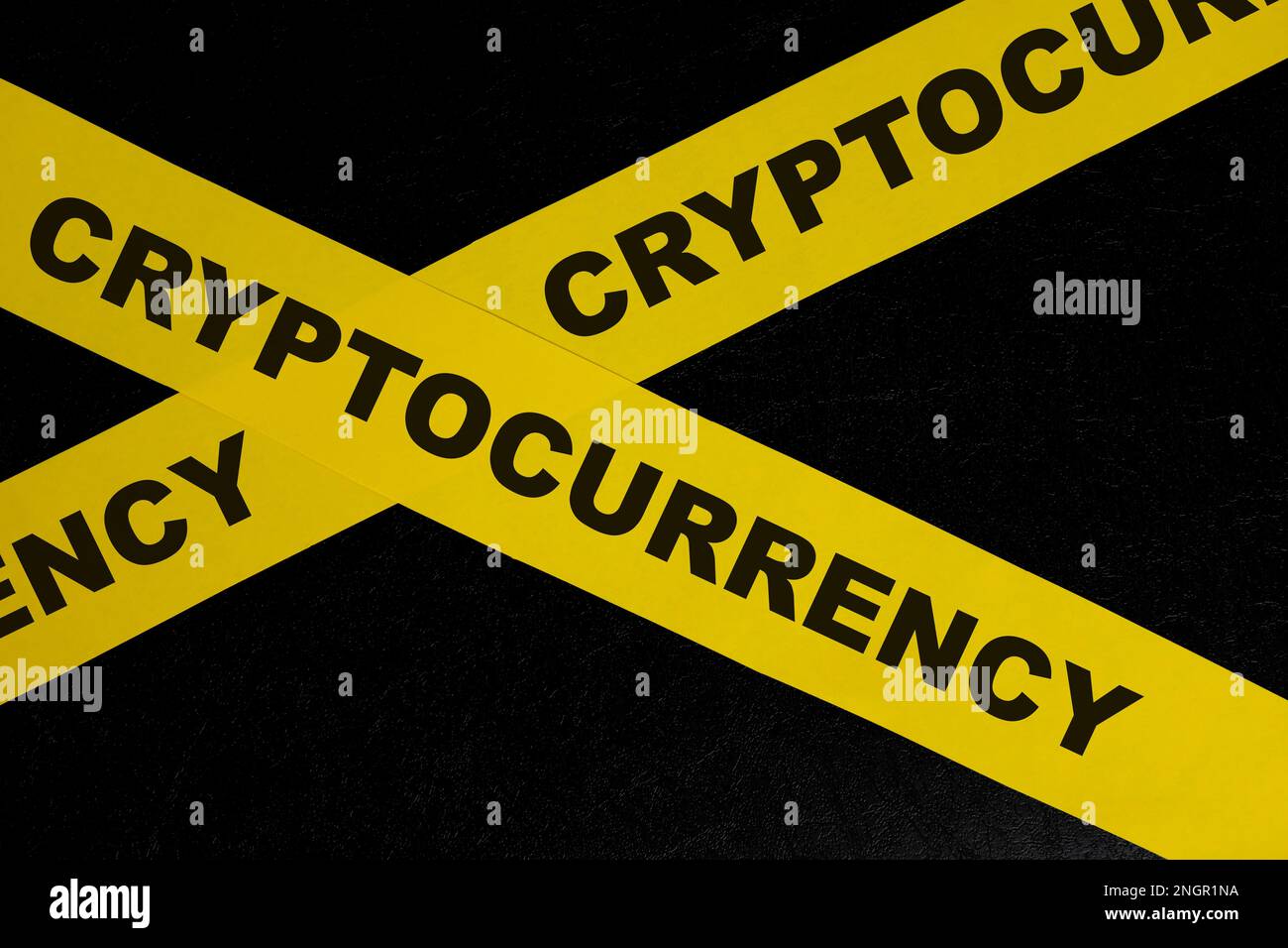 Notion de prudence, d'avertissement et de danger pour les crypto-monnaies. Ruban de barricade jaune avec mot sur fond noir foncé. Banque D'Images