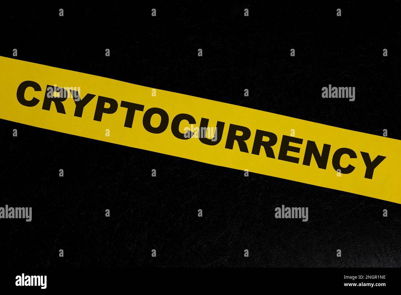 Notion de prudence, d'avertissement et de danger pour les crypto-monnaies. Ruban de barricade jaune avec mot sur fond noir foncé. Banque D'Images
