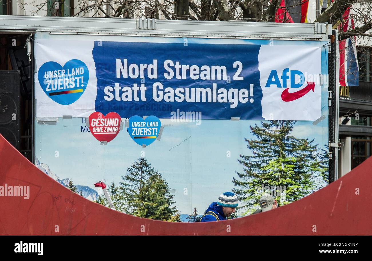 Munich, Bavière, Allemagne. 18th févr. 2023. L'AfD exigeant la réouverture des pipelines Nord Stream 2. En collaboration avec Jürgen Elsà¤sser (Juergen Elsaesser) de l'extrême droite Compact Magazine, l'alternative pour l'Allemagne (alternative fuer Deutschland) a organisé une démonstration avec Petr Bystron et d'autres pour protester contre ce qu'ils perçoivent comme une politique anti-Poutine en Allemagne. (Credit image: © Sachelle Babbar/ZUMA Press Wire) USAGE ÉDITORIAL SEULEMENT! Non destiné À un usage commercial ! Banque D'Images