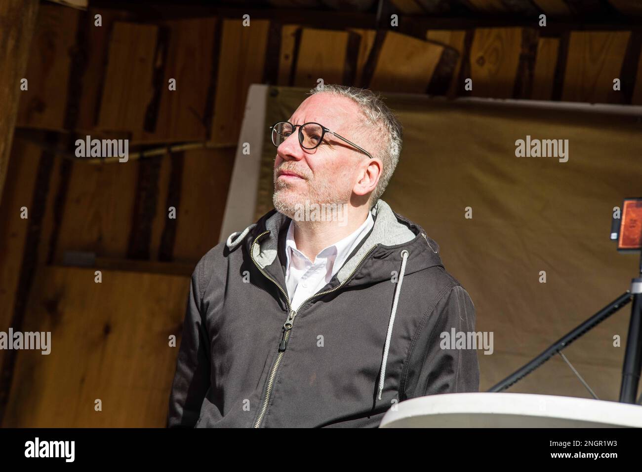 Munich, Bavière, Allemagne. 18th févr. 2023. Andreas Reuter de l'AfD. En collaboration avec Jürgen Elsà¤sser (Juergen Elsaesser) de l'extrême droite Compact Magazine, l'alternative pour l'Allemagne (alternative fuer Deutschland) a organisé une démonstration avec Petr Bystron et d'autres pour protester contre ce qu'ils perçoivent comme une politique anti-Poutine en Allemagne. (Credit image: © Sachelle Babbar/ZUMA Press Wire) USAGE ÉDITORIAL SEULEMENT! Non destiné À un usage commercial ! Banque D'Images