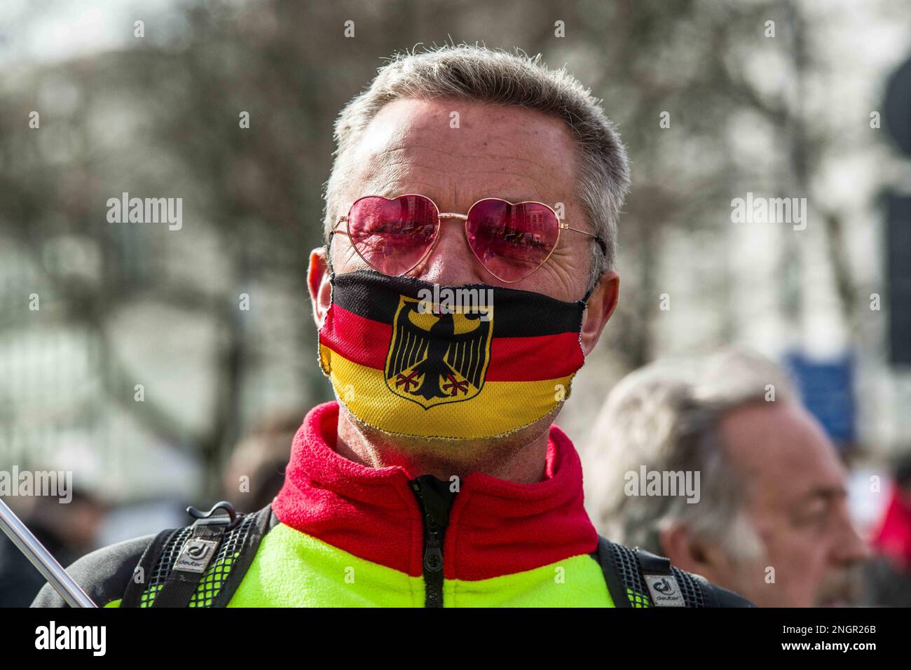 Munich, Bavière, Allemagne. 18th févr. 2023. Un démonstrateur avec l'AfD porte un masque avec le drapeau allemand et l'aigle dessus. En collaboration avec Jürgen Elsà¤sser (Juergen Elsaesser) de l'extrême droite Compact Magazine, l'alternative pour l'Allemagne (alternative fuer Deutschland) a organisé une démonstration avec Petr Bystron et d'autres pour protester contre ce qu'ils perçoivent comme une politique anti-Poutine en Allemagne. (Credit image: © Sachelle Babbar/ZUMA Press Wire) USAGE ÉDITORIAL SEULEMENT! Non destiné À un usage commercial ! Banque D'Images