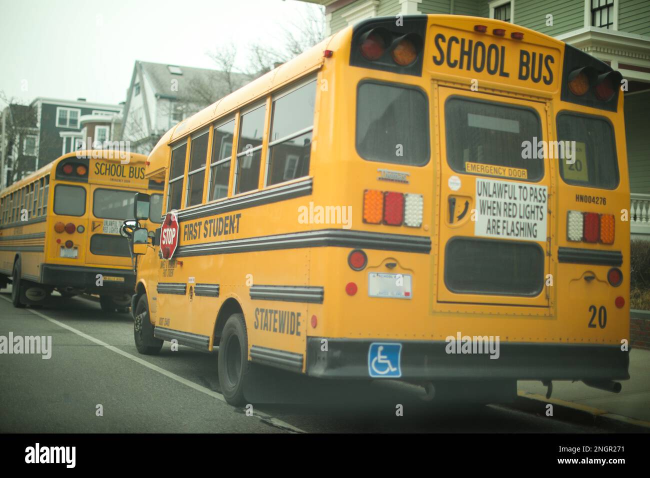 bus scolaire jaune en public avec panneau d'arrêt Banque D'Images