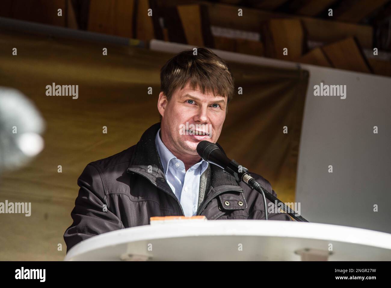 Munich, Bavière, Allemagne. 18th févr. 2023. Steffen Kotre, AfD au Bundestag. En collaboration avec Jürgen Elsà¤sser (Juergen Elsaesser) de l'extrême droite Compact Magazine, l'alternative pour l'Allemagne (alternative fuer Deutschland) a organisé une démonstration avec Petr Bystron et d'autres pour protester contre ce qu'ils perçoivent comme une politique anti-Poutine en Allemagne. (Credit image: © Sachelle Babbar/ZUMA Press Wire) USAGE ÉDITORIAL SEULEMENT! Non destiné À un usage commercial ! Banque D'Images