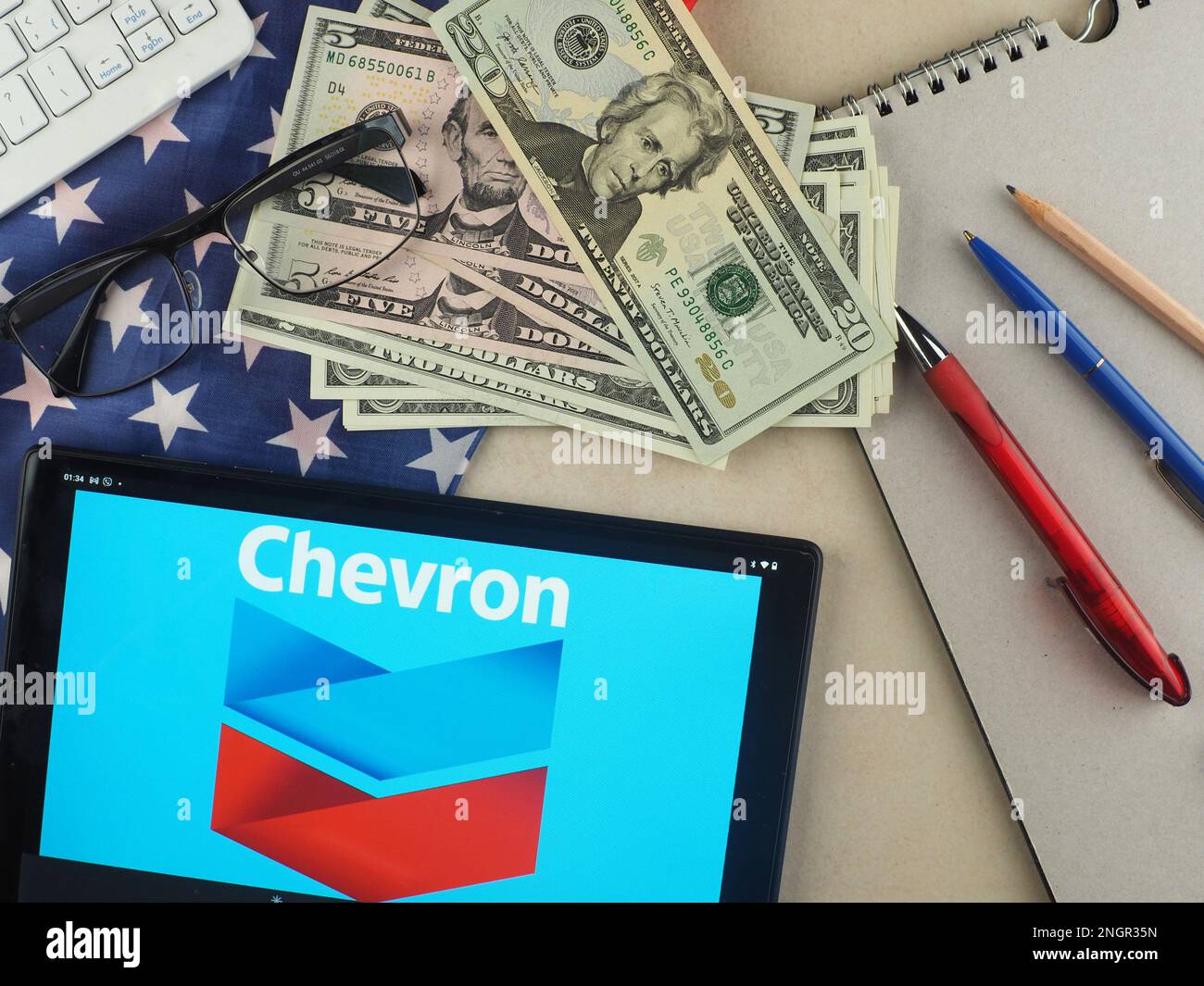 Allemagne. 19th févr. 2023. Sur cette illustration, le logo Chevron Corporation apparaît sur une tablette. Crédit : SOPA Images Limited/Alamy Live News Banque D'Images
