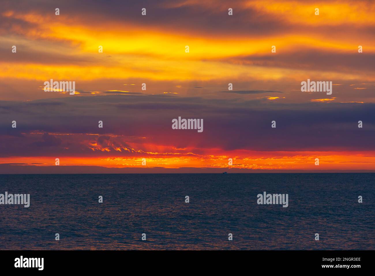 Coucher de soleil d'été sur le Rio de la Plata à Punta del Este Uruguay Banque D'Images