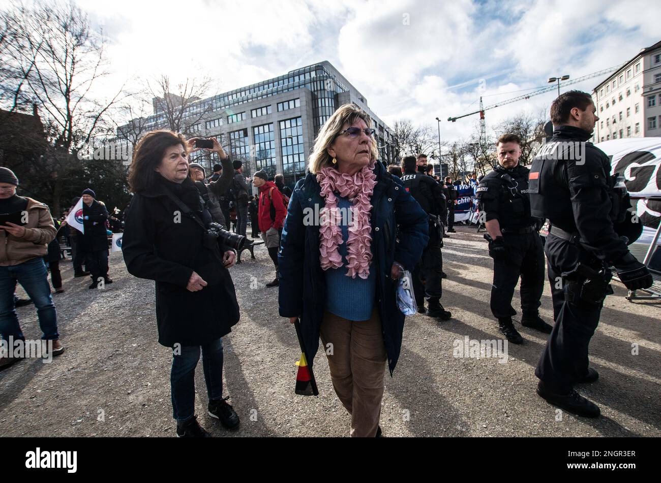 Munich, Bavière, Allemagne. 18th févr. 2023. Birgit Weissmann, anciennement de Pegida Munich, manifestant avec l'AfD à Munich et jouant un rôle dans la provocation de l'opposition. En collaboration avec Jürgen Elsà¤sser (Juergen Elsaesser) de l'extrême droite Compact Magazine, l'alternative pour l'Allemagne (alternative fuer Deutschland) a organisé une démonstration avec Petr Bystron et d'autres pour protester contre ce qu'ils perçoivent comme une politique anti-Poutine en Allemagne. (Credit image: © Sachelle Babbar/ZUMA Press Wire) USAGE ÉDITORIAL SEULEMENT! Non destiné À un usage commercial ! Banque D'Images