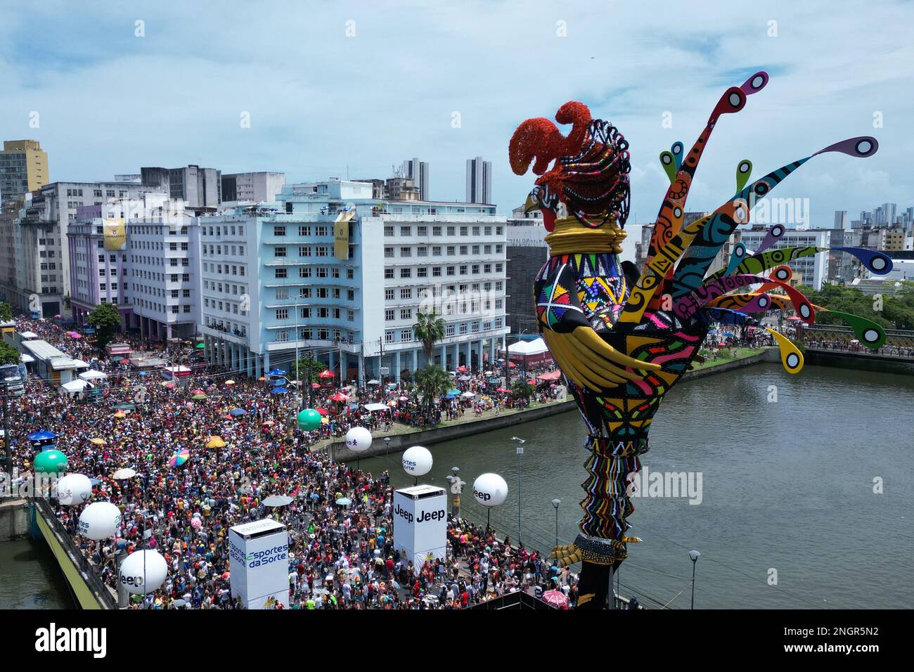 Recife. 18th févr. 2023. Cette photo aérienne prise le 18 février 2023 montre les personnes participant au carnaval à Recife, Pernambuco, Brésil. Credit: Lucio Tavora/Xinhua/Alamy Live News Banque D'Images