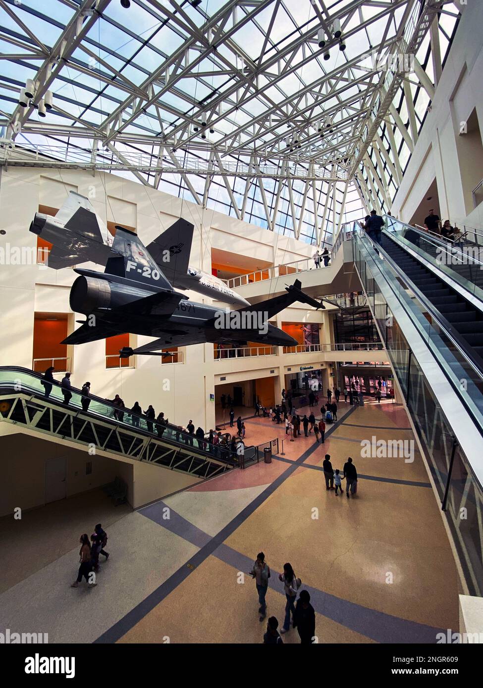 L'atrium du California Science Center (ScienCenter), avec un avion de chasse F-20 Tigershark et un avion supersonique T-38 talon Banque D'Images