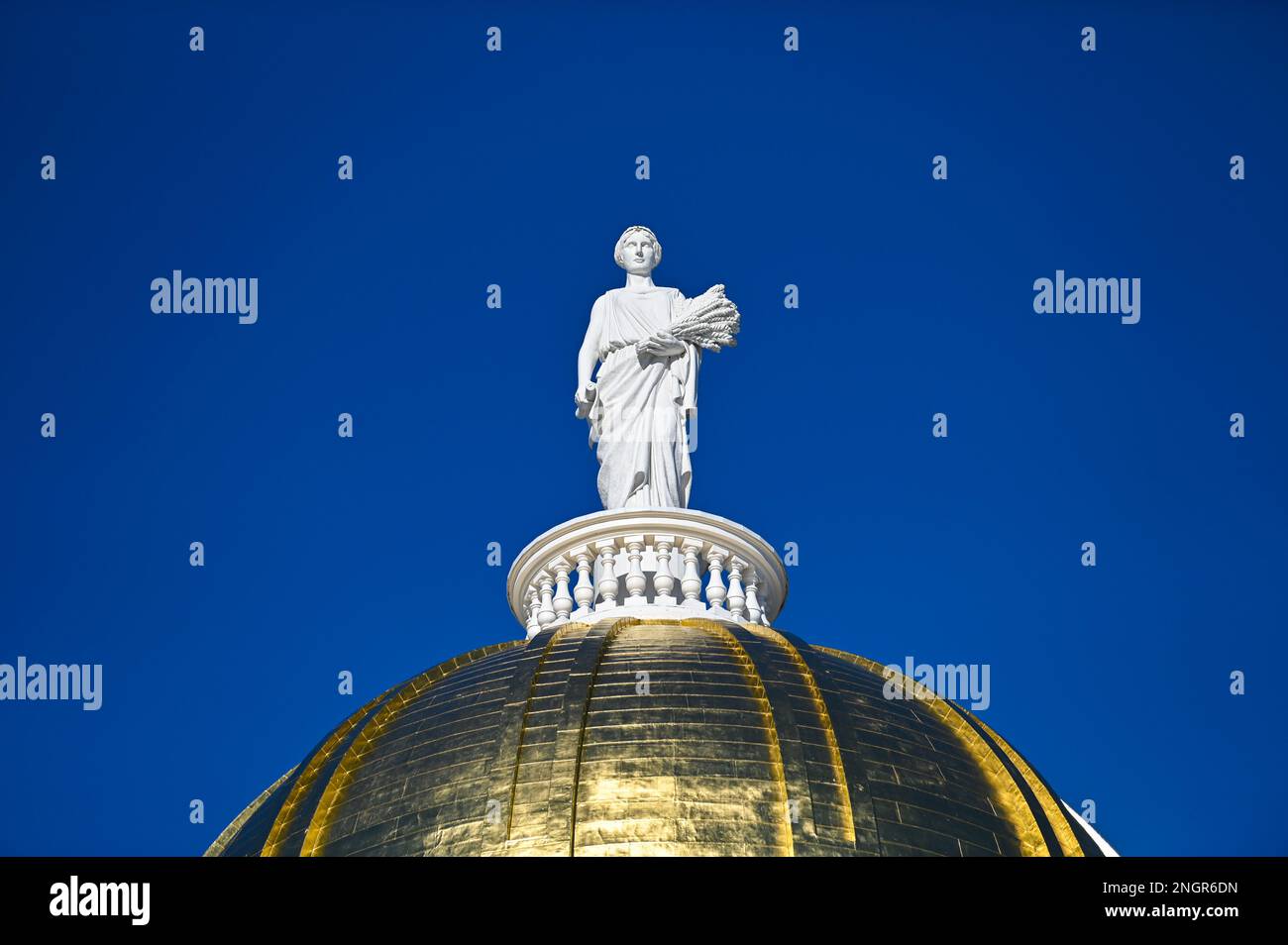 Cérès, déesse romaine de l'agriculture, au sommet du dôme doré de la maison d'État du Vermont, Montpelier, Vermont, États-Unis, Nouvelle-Angleterre. Banque D'Images