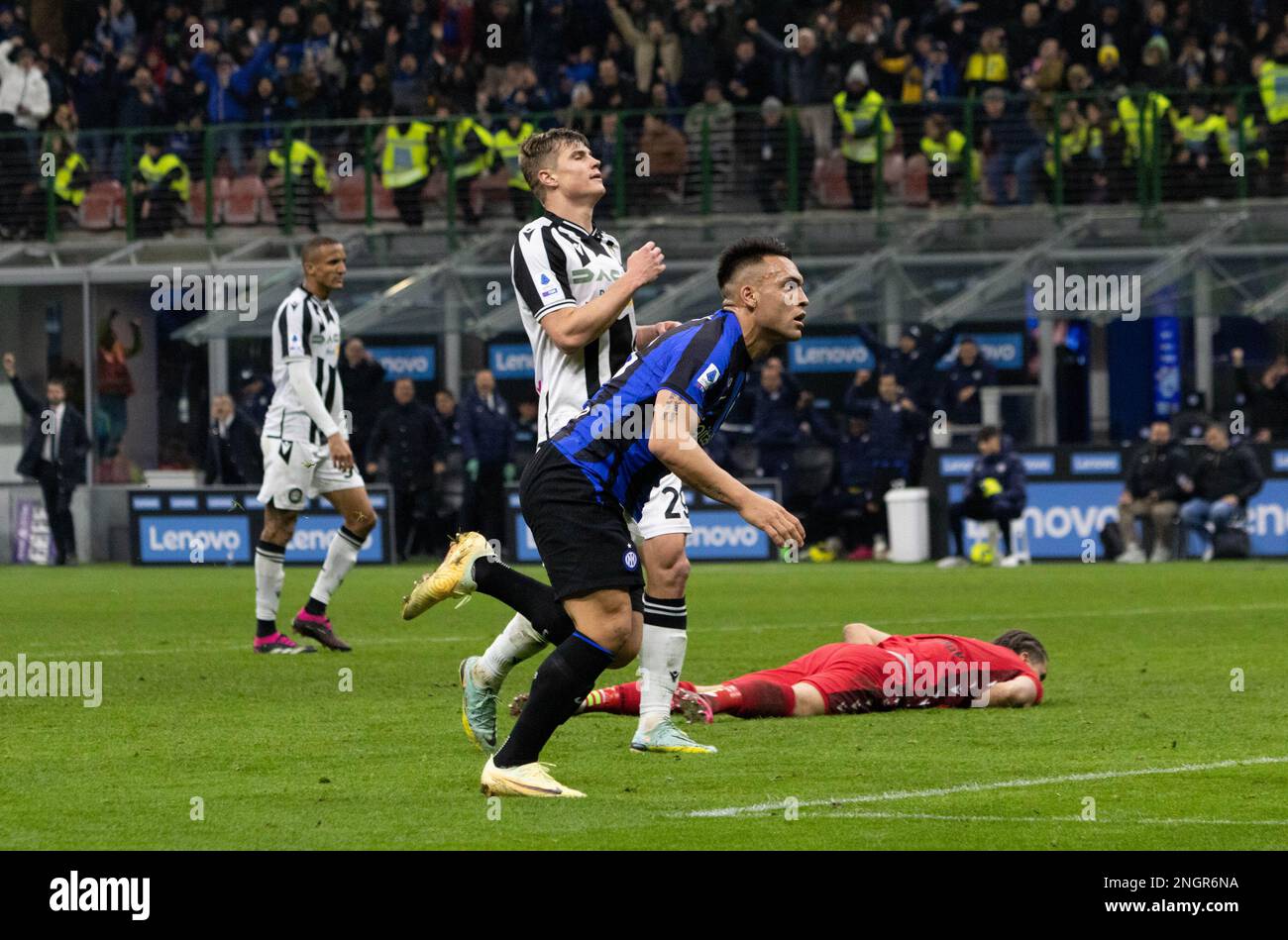 Milan, Italie. 18th févr. 2023. Inter Lautaro Martinez pointage au cours de l'Inter - FC Internazionale vs Udinese Calcio, italie football série A match à Milan, Italie, 18 février 2023 crédit: Agence de photo indépendante/Alay Live News Banque D'Images