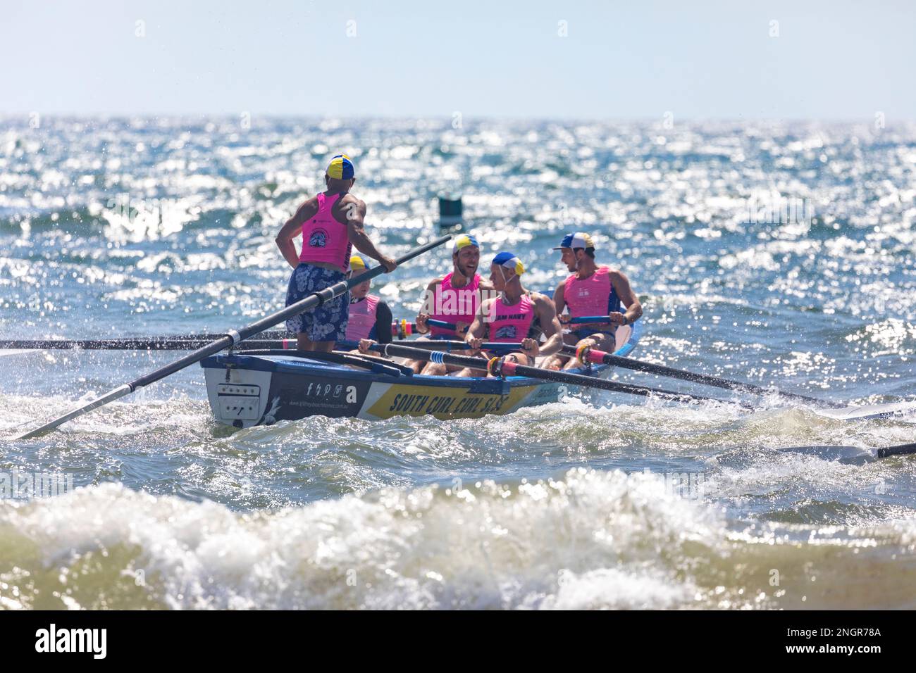 Courses traditionnelles de bateaux de surf sur la plage de Collaroy à Sydney, été 2023, Nouvelle-Galles du Sud, Australie Banque D'Images