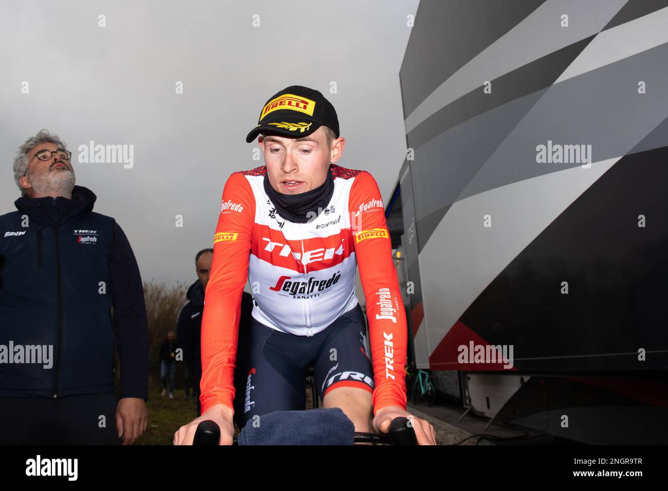 Antibes, France. 18th févr. 2023. Trek Segafredo Rider Mattias Skjelmose après sa victoire dans la deuxième étape du Tour du Var et des Alpes-maritimes (Tour 06-83). La deuxième étape du Tour des Alpes-Maritimes et du Var 55th (Tour 06-83) a lieu entre Mandelieu et Antibes Azur Arena (179km). Trek le Mattias Skjelmose de Segafredo a gagné la scène dans un sprint. Dans la classification globale, le pilote français Kevin Vauquelin (équipe Arkea Samsic) conserve le maillot jaune du leader. Crédit : SOPA Images Limited/Alamy Live News Banque D'Images