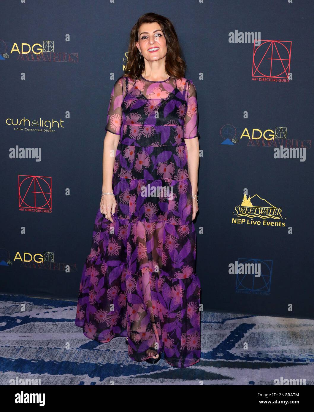 Los Angeles, États-Unis. 18th févr. 2023. NIA Vardalos arrive aux prix annuels de l'ADG 27th qui se tiennent au centre-ville intercontinental de Los Angeles, à Los Angeles, en Californie, samedi, 18 février 2023 . (Photo de Juan Pablo Rico/Sipa USA) crédit: SIPA USA/Alay Live News Banque D'Images