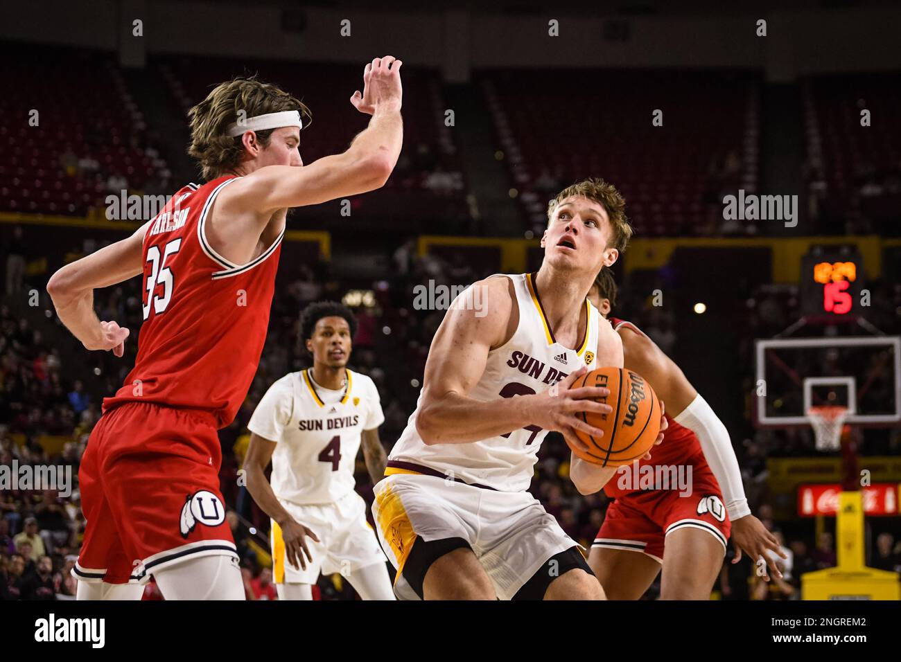 L'attaquant Duke Brennan (24 ans) se dirige vers le panier dans la deuxième moitié du match de basket-ball de la NCAA contre l'Utah à Tempe, Arizona, samedi 18 février 2023. Arizona State bat l'Utah 67-59. (Thomas Fernandez/image du sport) Banque D'Images