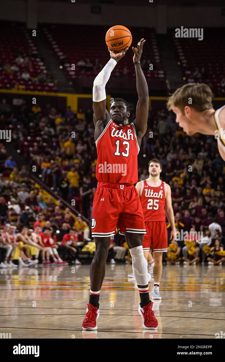 Tempe, États-Unis. 18th févr. 2023. Keba Keita (13), un centre de l'Utah, tire une balle libre dans la première moitié du match de basket-ball de la NCAA contre l'État de l'Arizona à Tempe, Arizona, samedi, 18 février 2023. L'État d'Arizona a battu l'Utah de 67 à 59. (Thomas Fernandez/image of Sport) photo via Credit: Newscom/Alay Live News Banque D'Images