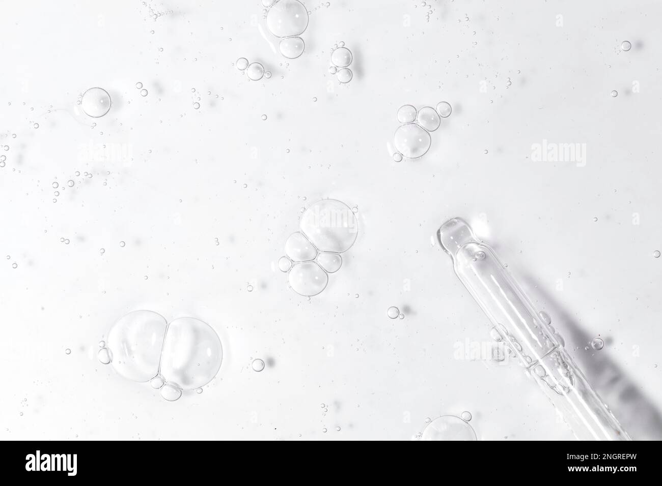 Texture cosmétique du sérum avec fond liquide transparent compte-gouttes Banque D'Images