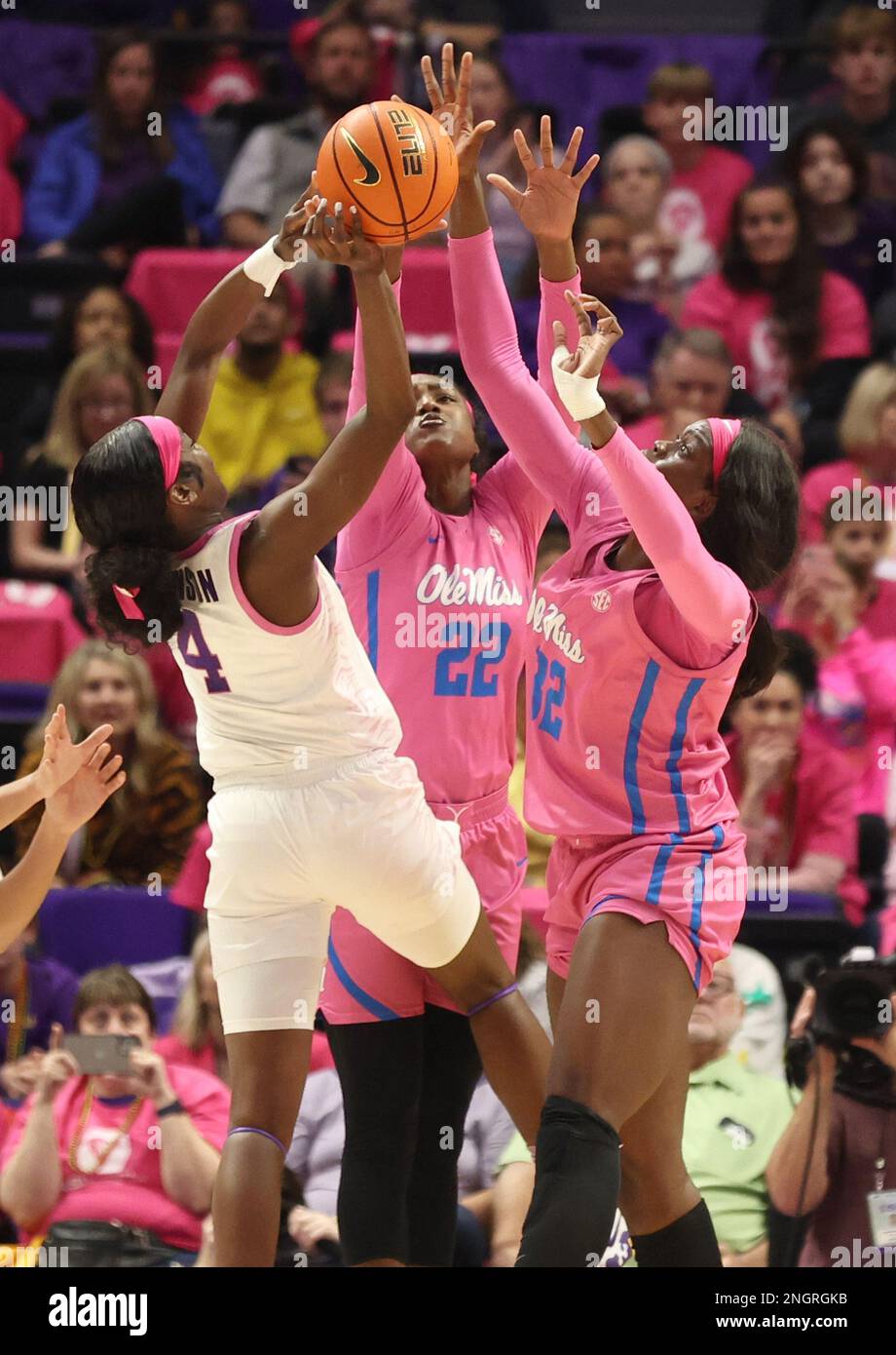 Baton Rouge, États-Unis. 16th févr. 2023. OLE Miss Rebels avance Tyia Singleton (22) et centre Rita Igbokwe (32) essayer de bloquer LSU Lady Tigers garde Flau'jae Johnson (4) tiré lors d'un match de basket-ball universitaire féminin au Pete Maravich Assembly Centre à bâton Rouge, Louisiane, jeudi, 16 février 2022. (Photo de Peter G. Forest/Sipa USA) crédit: SIPA USA/Alay Live News Banque D'Images