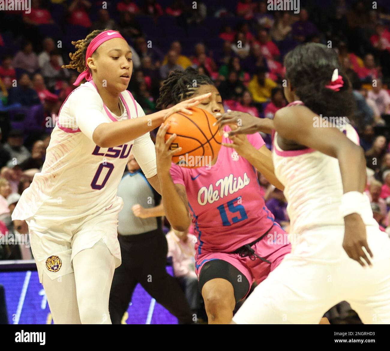 LSU Lady Tigers avance LaDazhia Williams (0) et le garde Flau'jae Johnson (4) convergent tous deux vers Ole Miss Rebel Angel Baker (15) lors d'un match de basket-ball universitaire féminin au Pete Maravich Assembly Centre à bâton Rouge, Louisiane, jeudi, 16 février 2022. (Photo de Peter G. Forest/Sipa USA) Banque D'Images