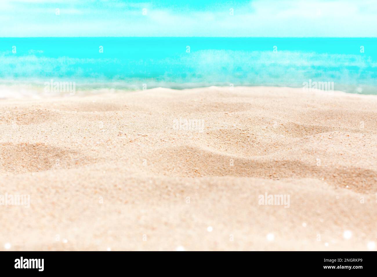Île tropicale plage nature bokeh flou fond, sable jaune, bleu eau de mer, océan turquoise, ciel ensoleillé nuages blancs, vacances d'été, vacances Banque D'Images