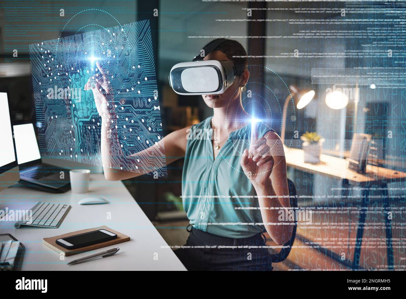 Femme, codage et nuit avec double exposition vr, graphique hologramme ou planification de conception Web pour la cybersécurité. Développeur, lunettes de réalité augmentée ou Banque D'Images