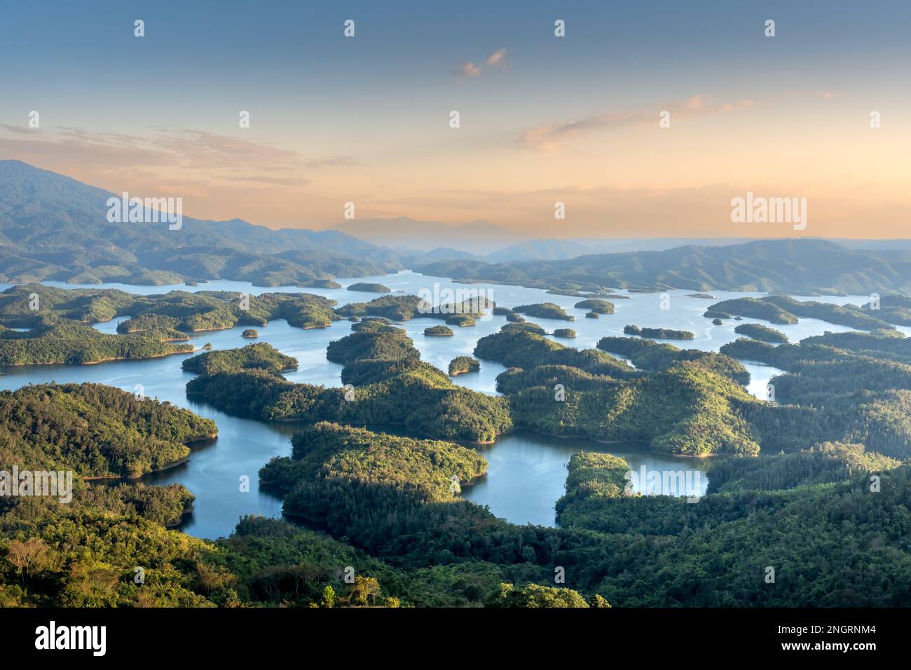 Ta Dung lac avec de nombreuses petites îles composent la beauté sereine et rustique dans les hautes terres Lam Dong province du Vietnam Banque D'Images