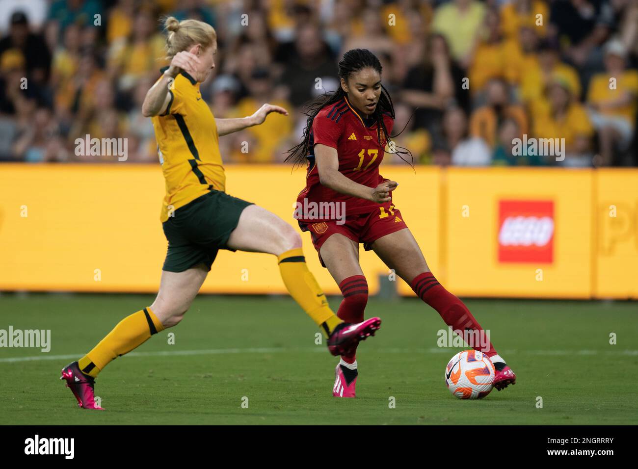 Sydney, Australie. 19th févr. 2023. Paralluelo Ayingono d'Espagne contrôle le ballon pendant le match de la coupe des nations entre l'Australie Matilda et l'Espagne au stade Commbank sur 19 février 2023 à Sydney, en Australie. (Photo : Izhar Khan) IMAGE LIMITÉE À L'USAGE ÉDITORIAL - STRICTEMENT AUCUNE UTILISATION COMMERCIALE crédit: Izhar Ahmed Khan/Alay Live News/Alay Live News Banque D'Images