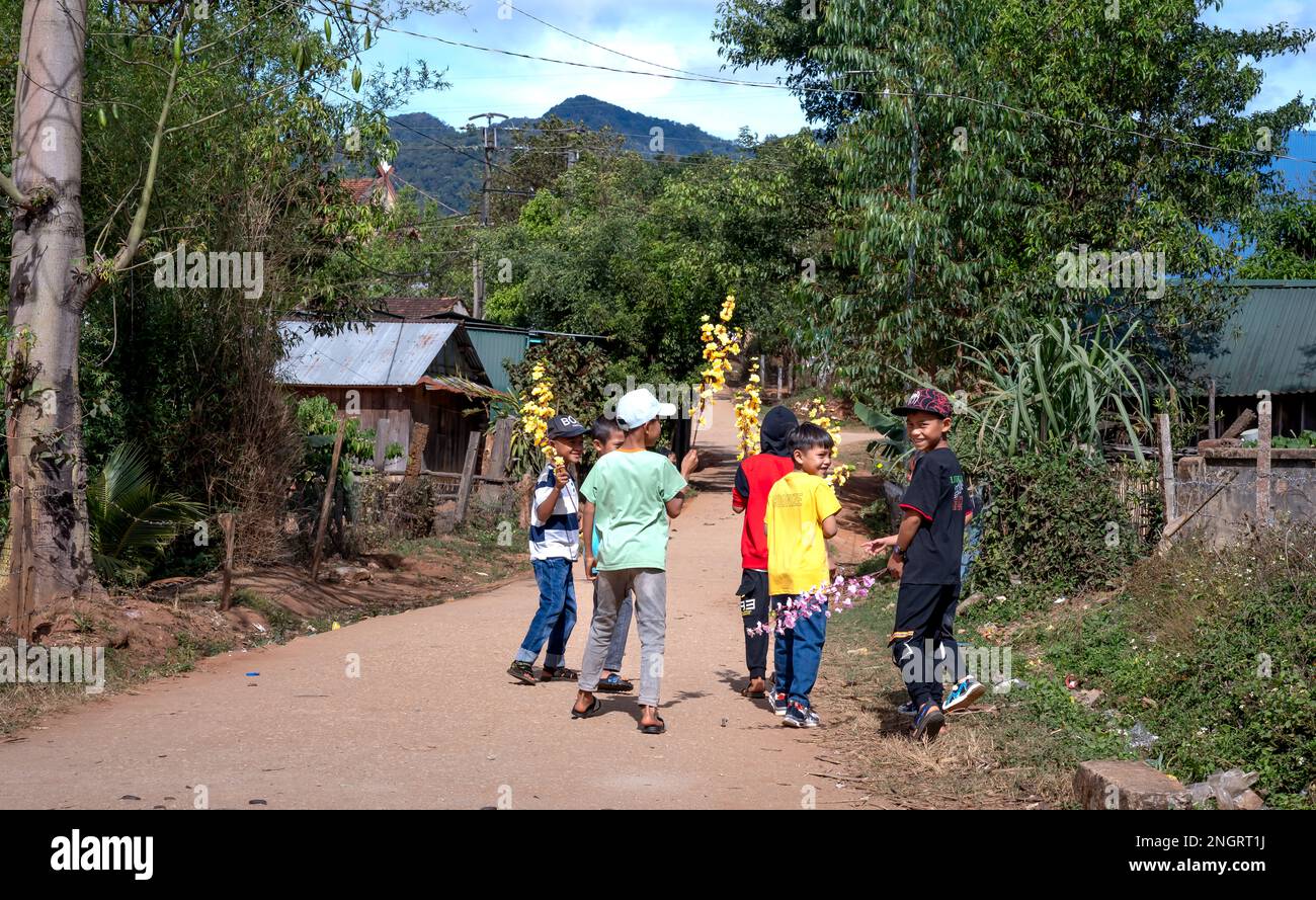 Les enfants des minorités ethniques se réunissent pour s'amuser le jour du nouvel an lunaire dans le district de Tumorong, province de Kon Tum, au Vietnam Banque D'Images