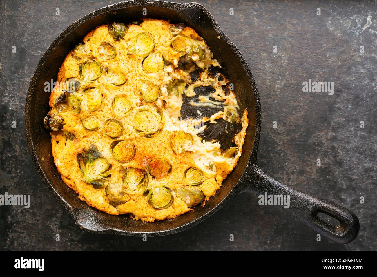 Légumes de Bruxelles frittata faits maison avec de la farine de pois chiches. Banque D'Images