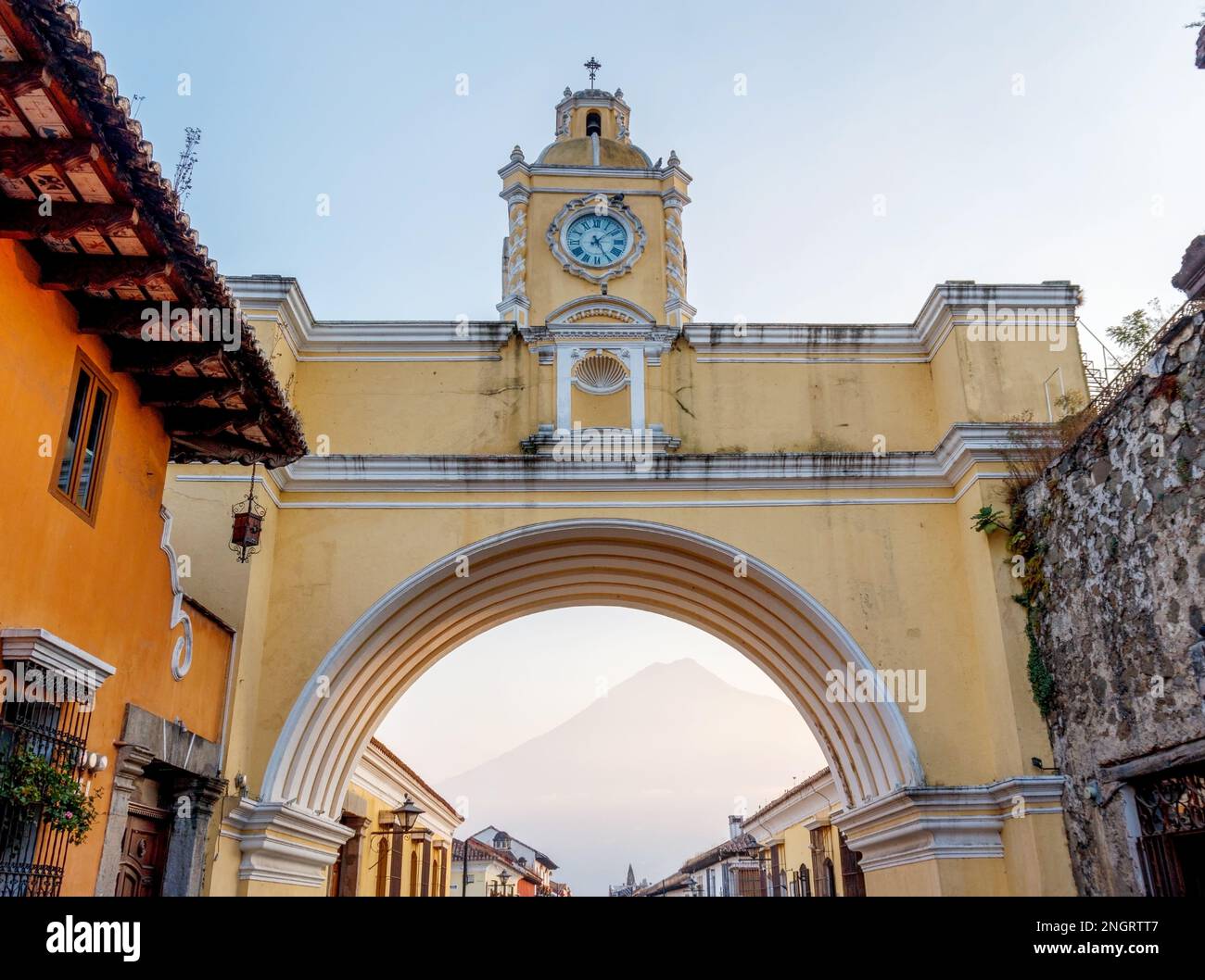Antigua guatemala arc de santa catalina. Paysage de ville jaune coloré el arco avec volcan agua. Banque D'Images