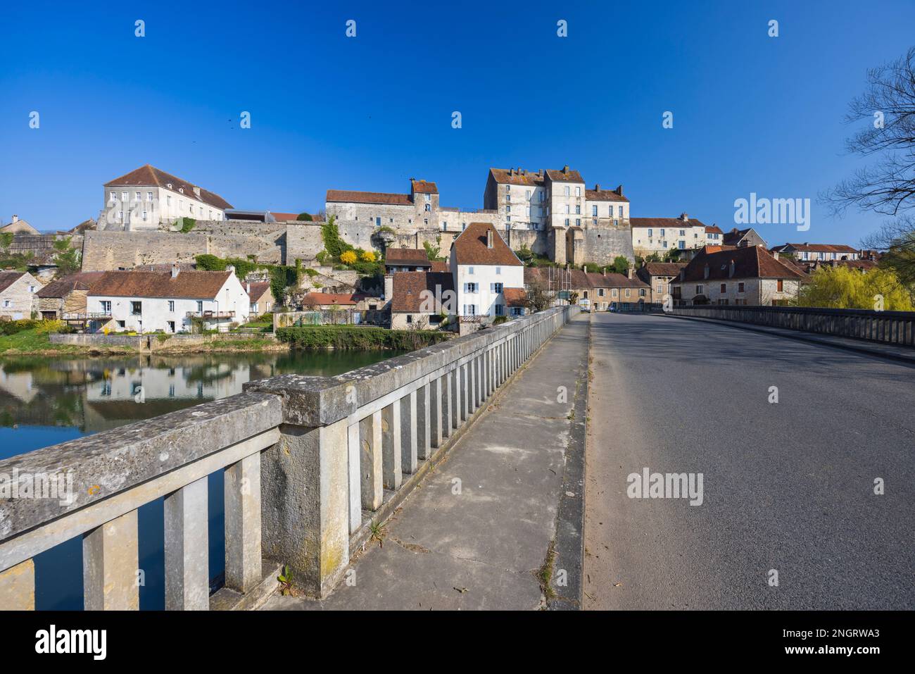 Petite ville typique de Pesmes avec la rivière L Orgon, haute-Saone, France Banque D'Images