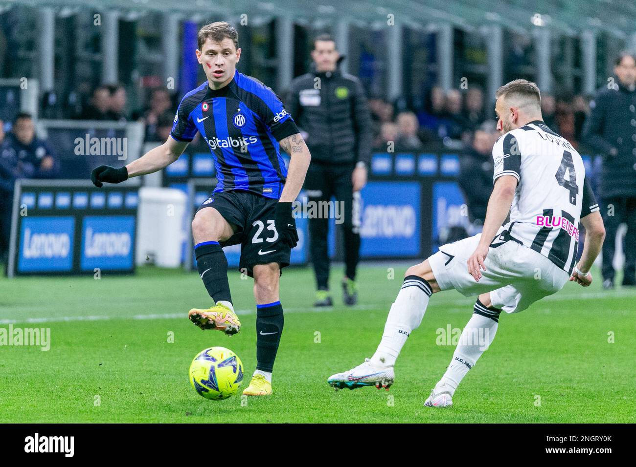 Milan, Italie - février 18 2023 - Inter-Udinese série A - brella Nicolò f.c. internazionale et lovric udinese crédit: Christian Santi/Alay Live News Banque D'Images