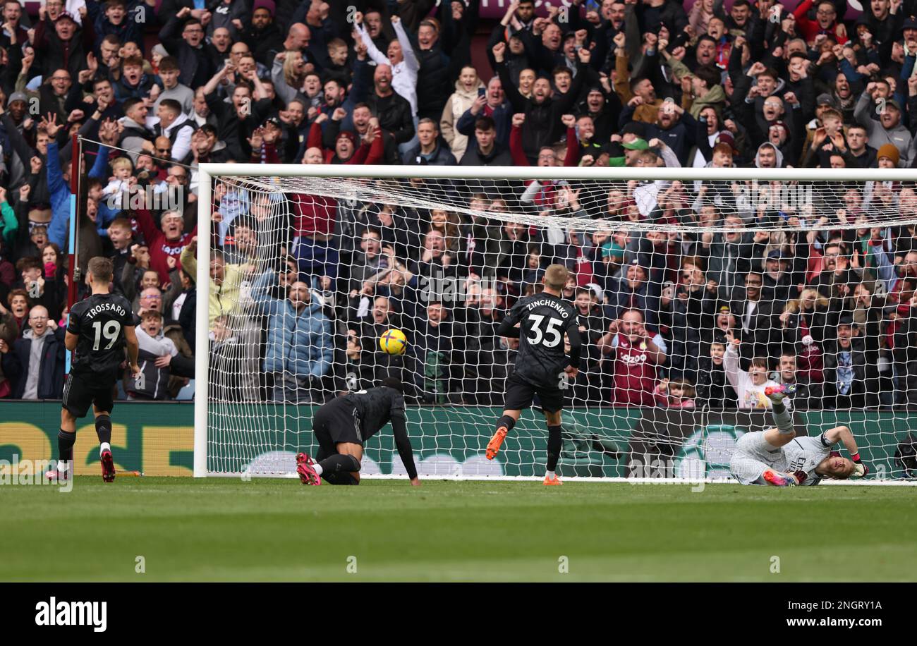 Birmingham, Royaume-Uni. 18th févr. 2023. Aaron Ramsdale (A) est battu alors que Philippe Coutinho (AV) marque le deuxième objectif de Villa Aston (2-1) au match Aston Villa / Arsenal EPL, à Villa Park, Birmingham, Royaume-Uni sur 18 février 2023. Crédit : Paul Marriott/Alay Live News Banque D'Images Birmingham, Royaume-Uni. 18th févr. 2023. Aaron Ramsdale (A) est battu alors que Philippe Coutinho (AV) marque le deuxième objectif de Villa Aston (2-1) au match Aston Villa / Arsenal EPL, à Villa Park, Birmingham, Royaume-Uni sur 18 février 2023. Crédit : Paul Marriott/Alay Live News Banque D'Images