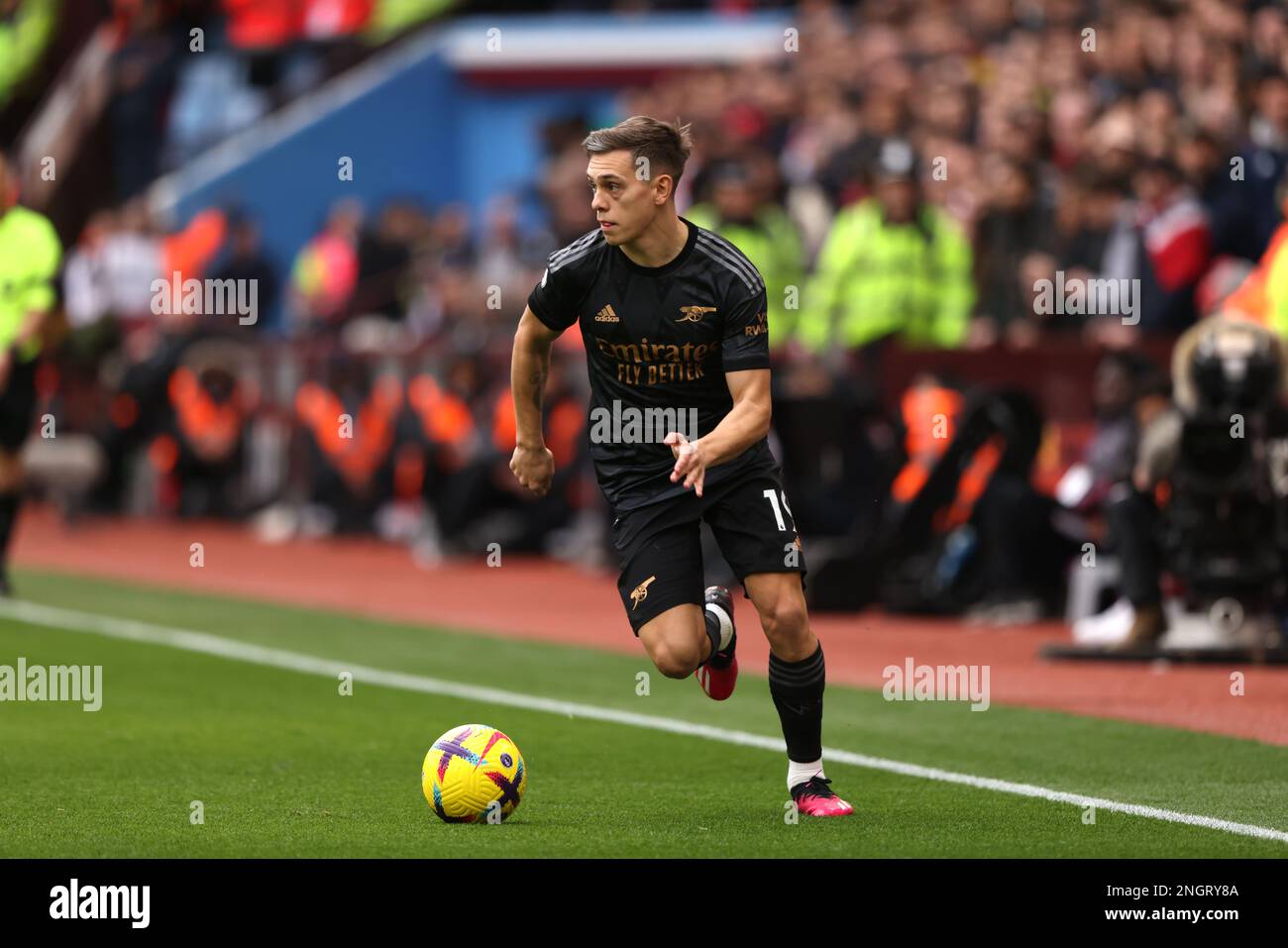Birmingham, Royaume-Uni. 18th févr. 2023. Leandro Trossard (A) au match Aston Villa / Arsenal EPL, à Villa Park, Birmingham, Royaume-Uni sur 18 février 2023. Crédit : Paul Marriott/Alay Live News Banque D'Images