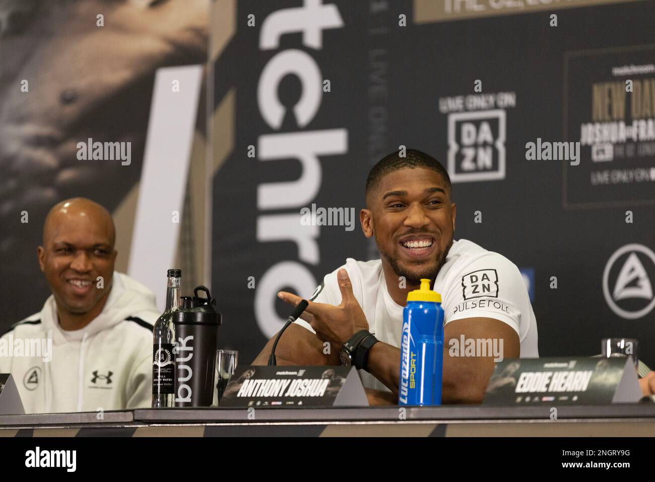 Le boxeur Anthony Joshua avec l'entraîneur Derrick James, lors d'une conférence de presse à Londres Ouest, avant son combat contre Jermaine Franklin. Banque D'Images