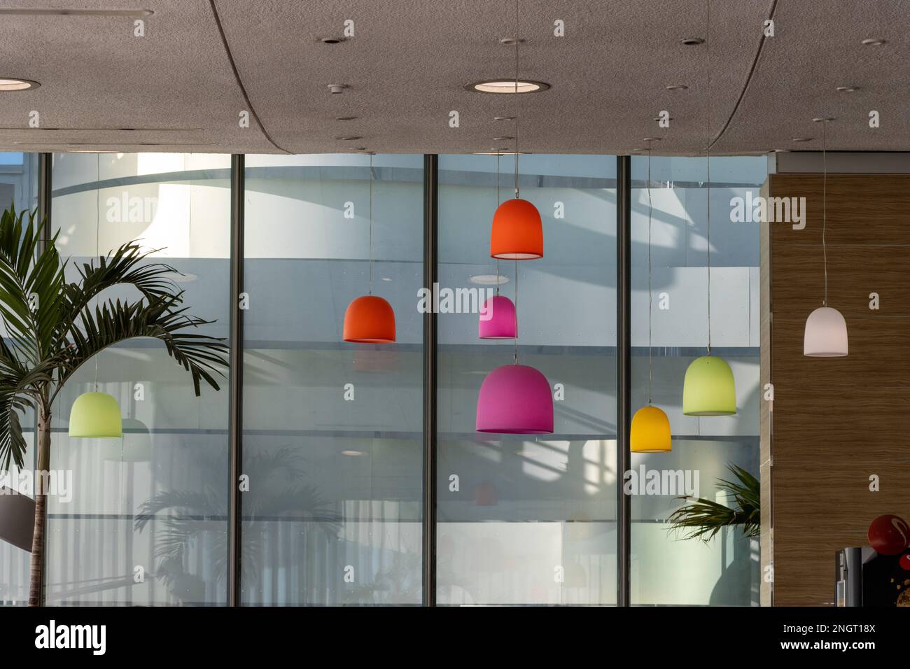 Lumières colorées dans le terminal de départ de CDG, Charles de gaulle, Paris, France. Banque D'Images
