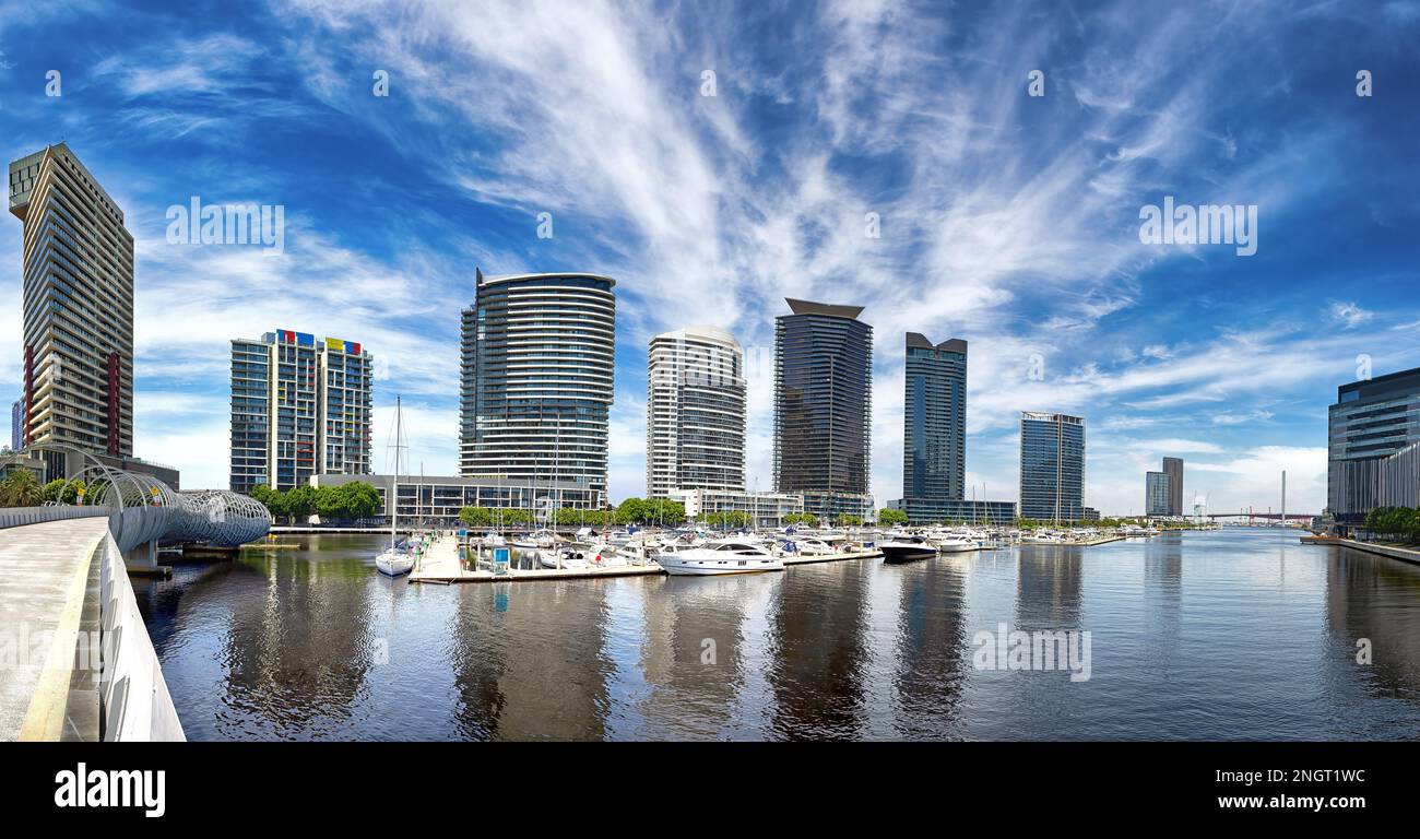 Paysage urbain et port de plaisance de Melbourne. Un panorama de l'architecture moderne et des bateaux de plaisance amarrés. Banque D'Images