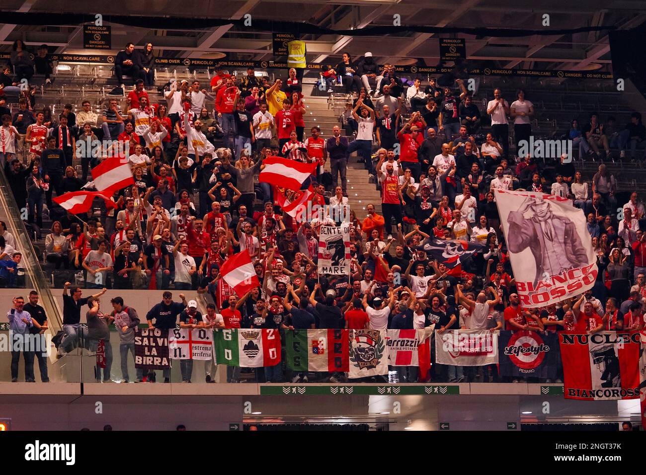 18 février 2023, Turin, Italie: Turin, Italie, PalaAlpitour, 18 février 2023, les partisans de Pesaro pour Carpegna Prosciutto Pesaro pendant les huit finales - demi-finales - Prosciutto Carpegna Pesaro vs Germani Brescia - Italien Basketball Cup hommes. (Credit image: © Savino Paolella/LPS via ZUMA Press Wire) USAGE ÉDITORIAL SEULEMENT! Non destiné À un usage commercial ! Banque D'Images