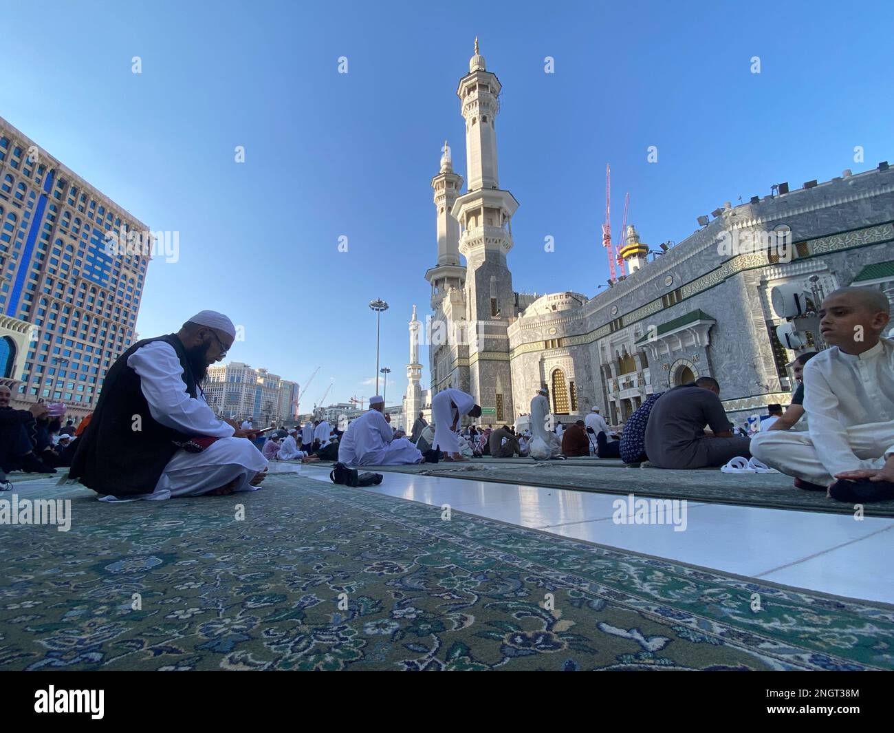 Pèlerins musulmans à la Kaaba dans la mosquée Haram de la Mecque , Arabie Saoudite, dans la matinée exécutant umrah Banque D'Images