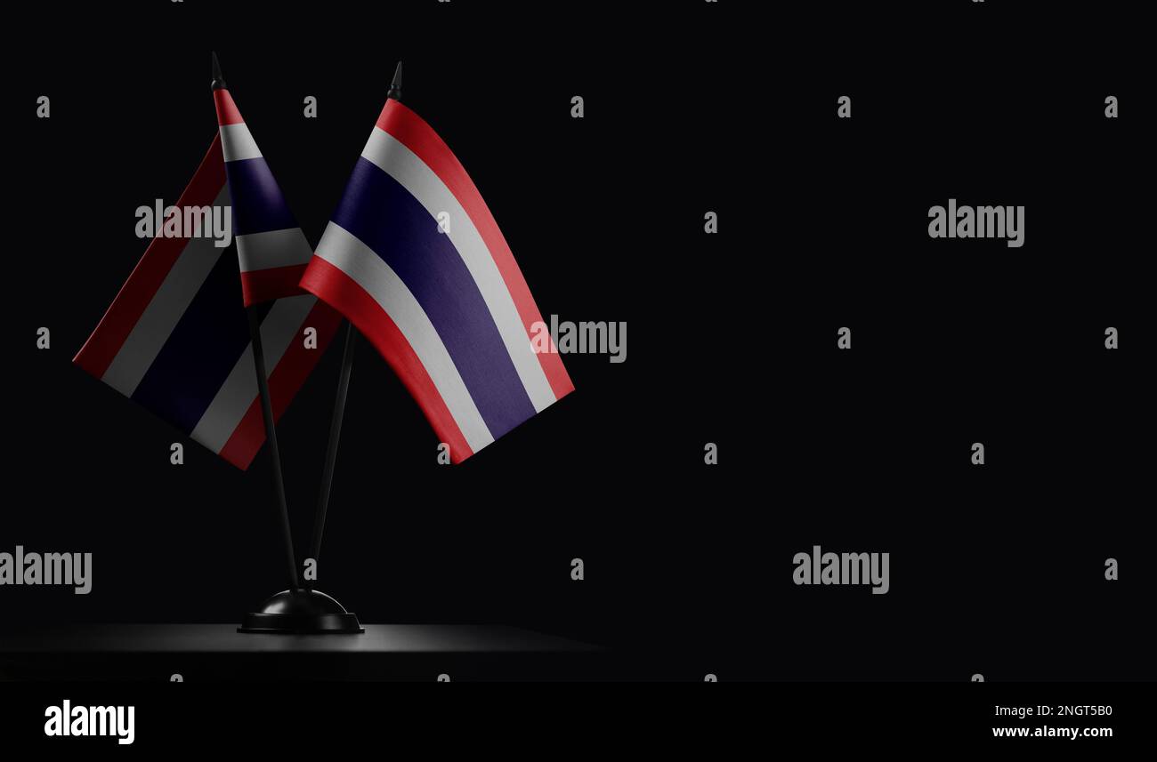 Petits drapeaux nationaux de la Thaïlande sur fond noir. Banque D'Images