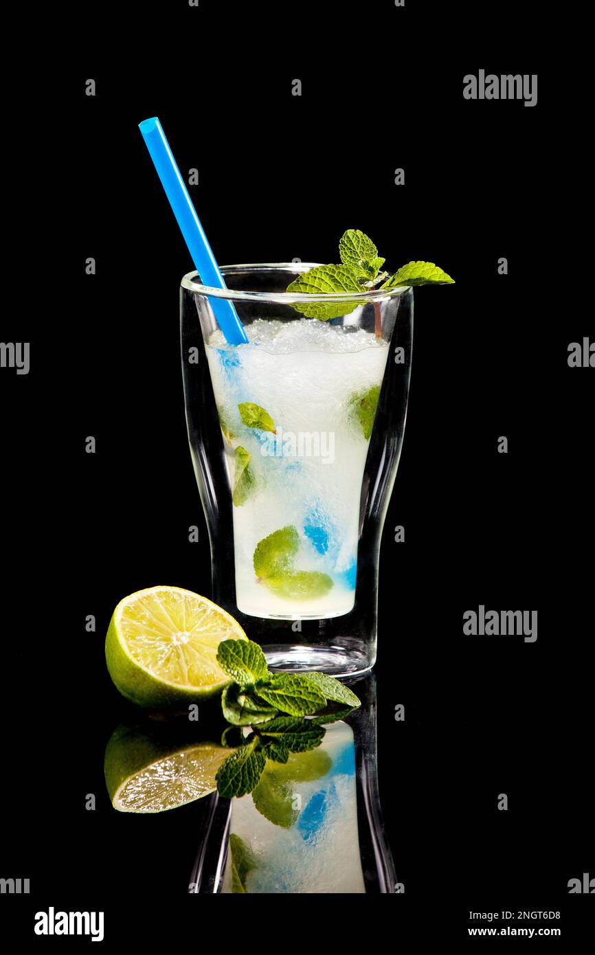 Cocktail sur fond noir Banque D'Images