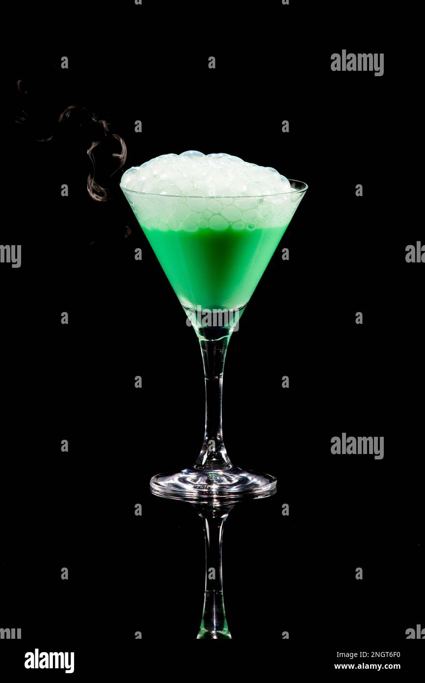 Cocktail sur fond noir Banque D'Images