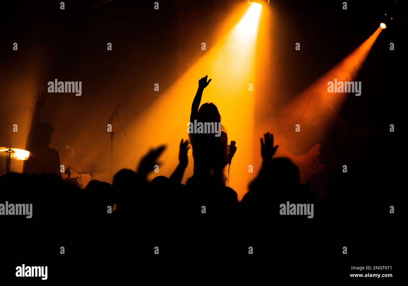 Concert d'un groupe de rock avec une chanteuse de premier plan Banque D'Images