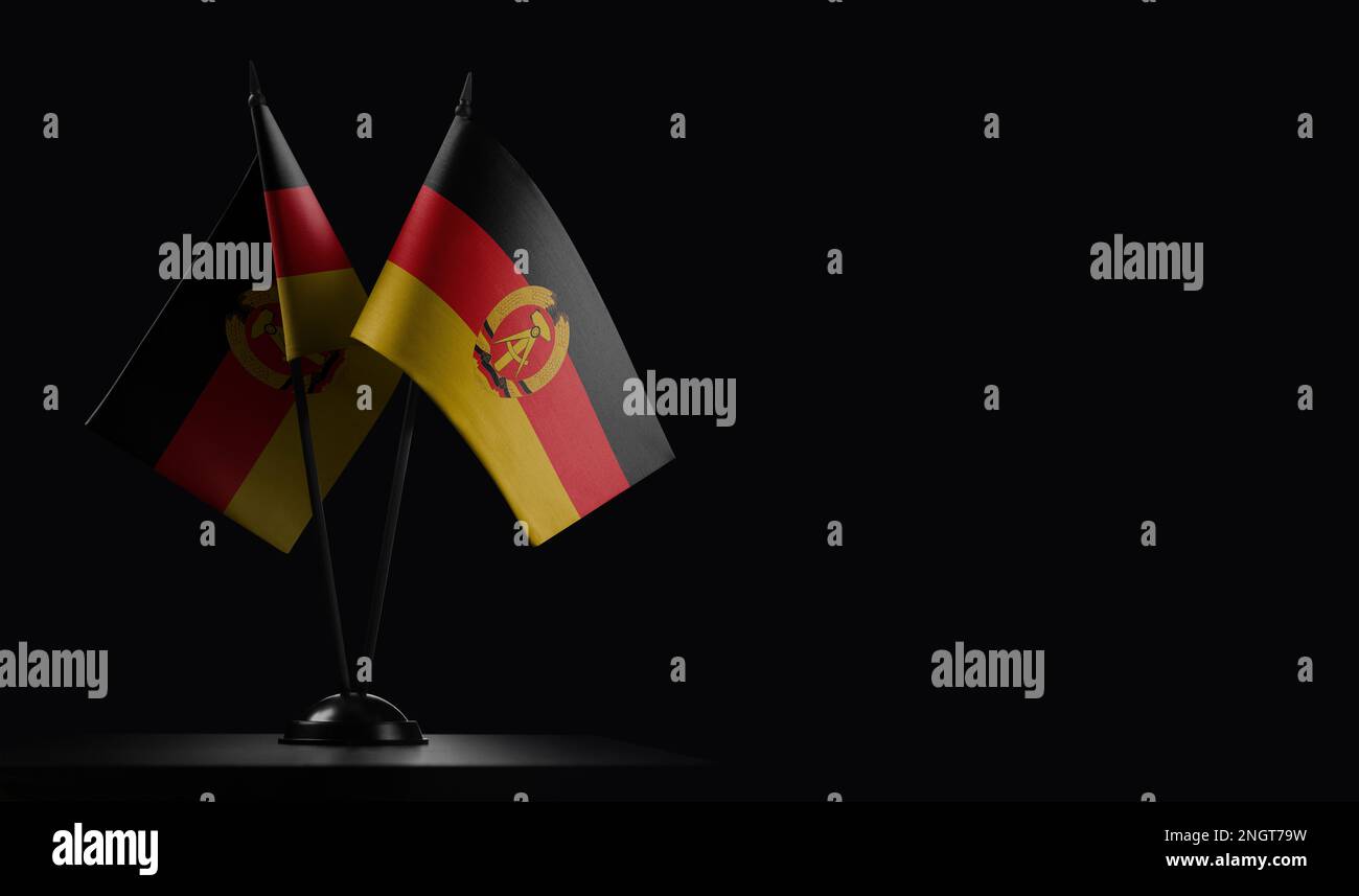 Petits drapeaux nationaux de la DDR sur fond noir Banque D'Images